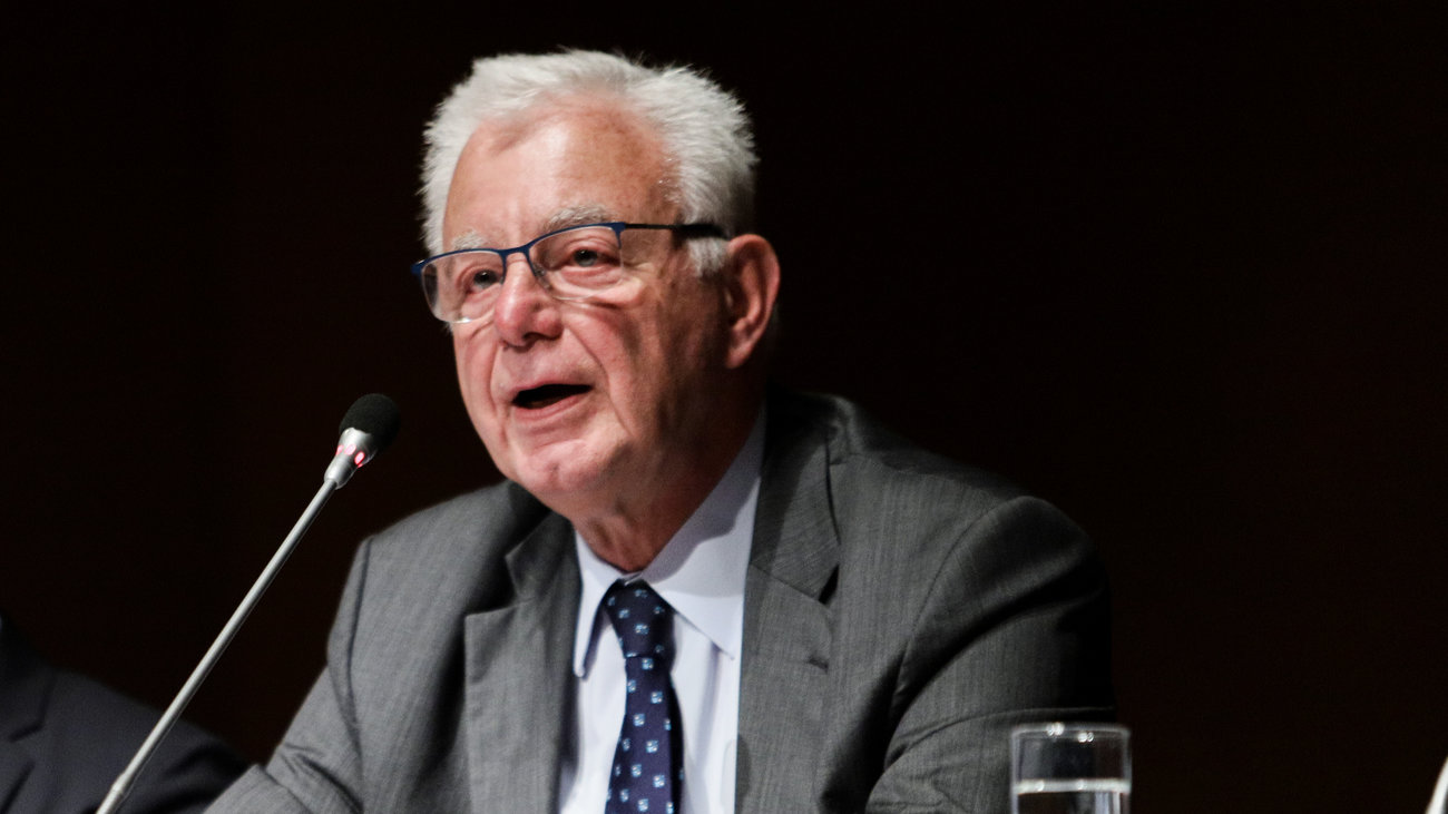 Ερώτηση Βαρουφάκη σε Μητσοτάκη για τις δηλώσεις Πικραμμένου περί σχεδίου κλεισίματος τραπεζών