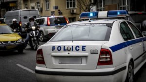 Φονικό στην Αγία Βαρβάρα: Παραδόθηκε ο τρίτος ανήλικος - Ποια ήταν η 50χρονη που δολοφονήθηκε από την κόρη και τους φίλους της