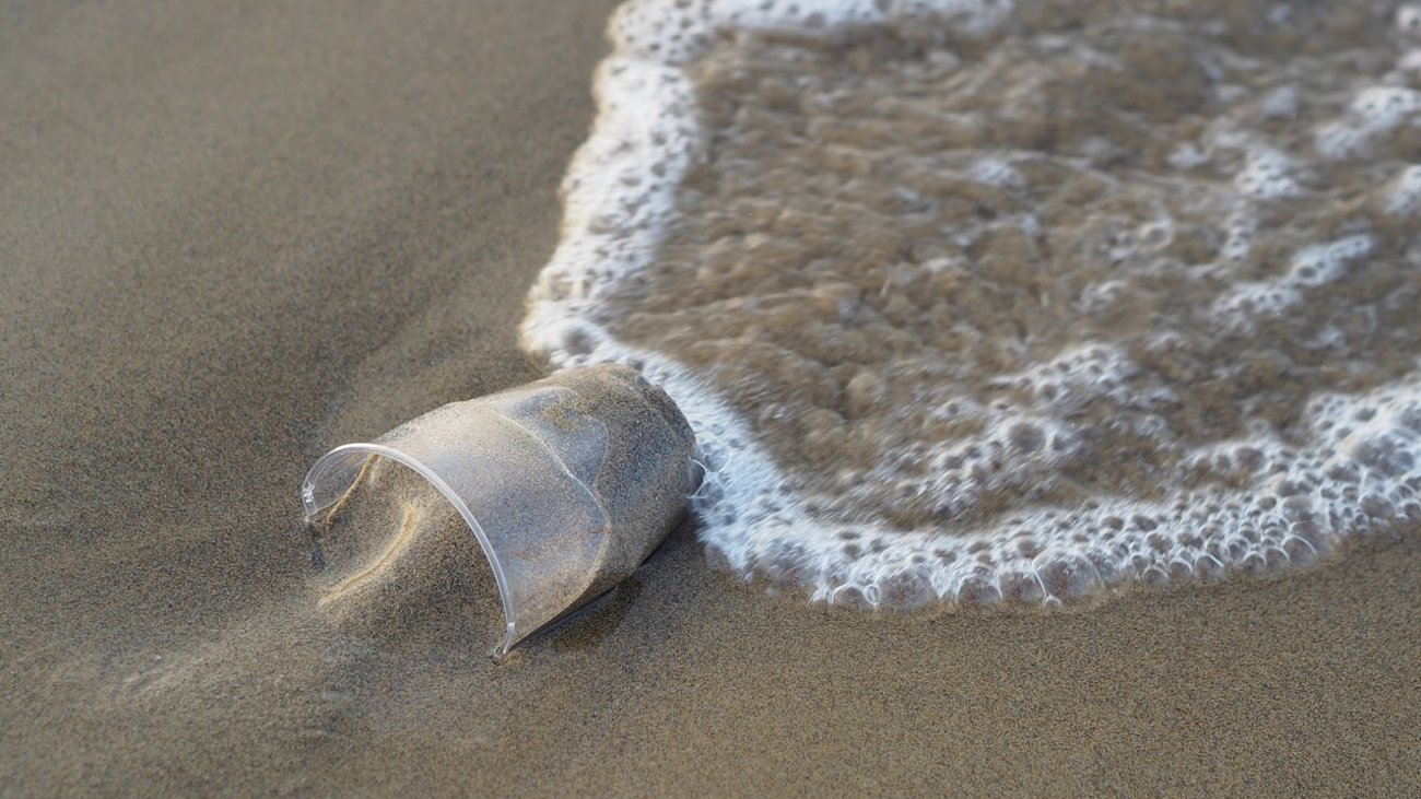 Μεγάλη έρευνα της Aegean Rebreath για τα μικροπλαστικά σε ελληνικές παραλίες