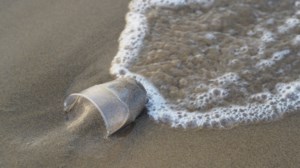 Μεγάλη έρευνα της Aegean Rebreath για τα μικροπλαστικά σε ελληνικές παραλίες