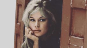 Βουγιουκλάκη - Παπαμιχαήλ: Η σπάνια φωτογραφία από δεξίωση στο σπίτι τους στη Στησιχόρου