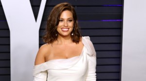 Honey Ross: Το plus size μοντέλο που τα έβαλε με το Instagram όταν "κατέβασε" φωτογραφία της με μαγιό