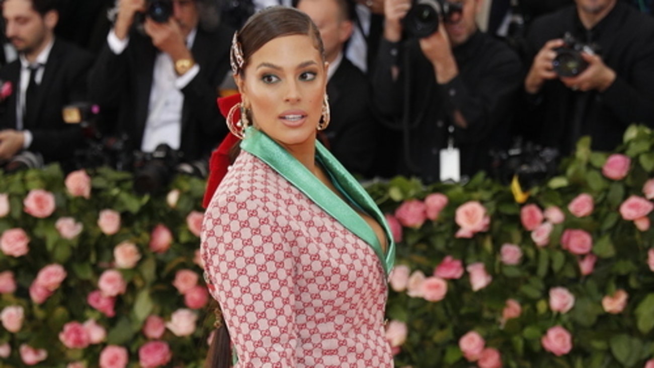 Η Άσλεϊ Γκράχαμ εμπνέει όλες τις γυναίκες - Φωτογραφίζει γυμνές τις καμπύλες της στο μπάνιο [Εικόνα]