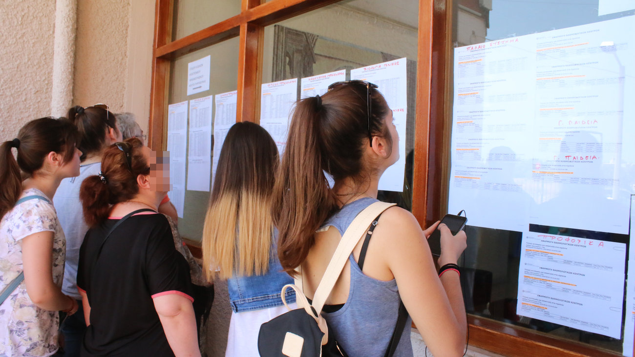 Πανελλήνιες 2022: Θέμα ωρών η ανακοίνωση των βάσεων - Πτώση 700 μορίων στη Νομική Αθήνας εκτιμά ο Στρατηγάκης