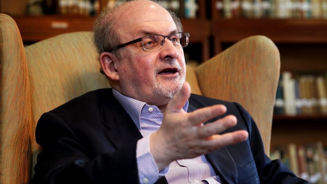 Επίθεση σε Σαλμάν Ρουσντί: Μαχαιρώθηκε στον λαιμό - Είναι ζωντανός, λέει ο κυβερνήτης της Ν. Υόρκης - Μπήκε στο χειρουργείο - εικόνα 6