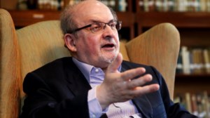 Επίθεση σε Σαλμάν Ρουσντί: Μαχαιρώθηκε στον λαιμό - Είναι ζωντανός, λέει ο κυβερνήτης της Ν. Υόρκης - Μπήκε στο χειρουργείο - εικόνα 6