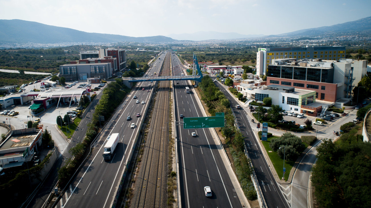 Ντοκουμέντο από τον τσαντάκια της Ηλιούπολης: Η στιγμή που ετοιμάζεται να ορμήσει σε 83χρονη [Βίντεο] - εικόνα 2
