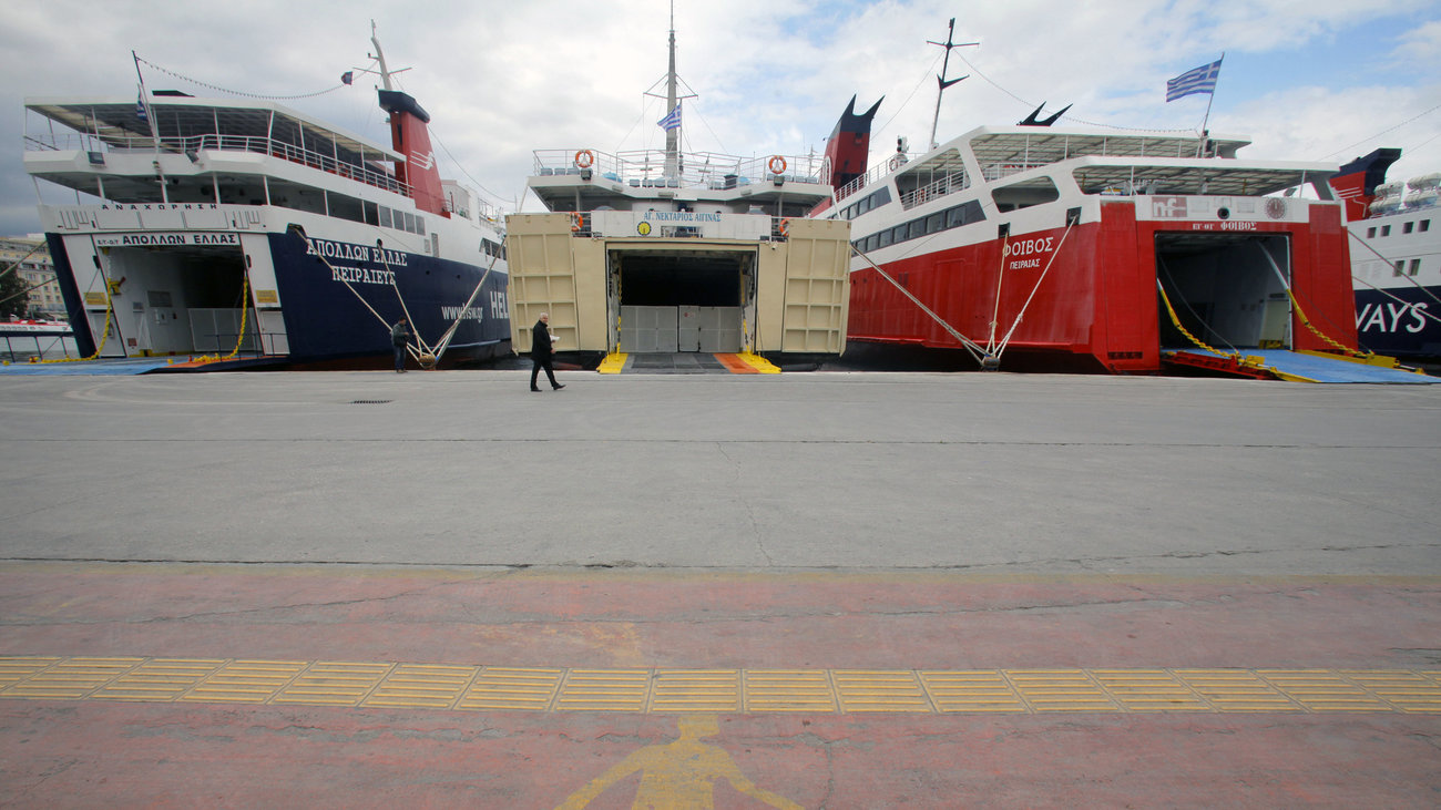 Συναγερμός στην Ελευσίνα: Εισροή υδάτων στο πλοίο "Μυτιλήνη" - Πήρε κλίση