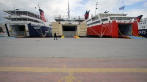 Συναγερμός στην Ελευσίνα: Εισροή υδάτων στο πλοίο "Μυτιλήνη" - Πήρε κλίση