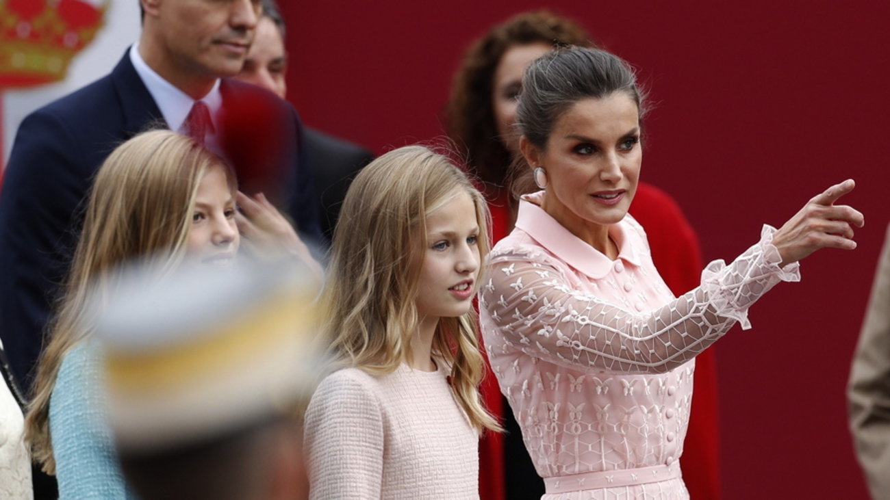 Η Λετίσια και η επόμενη βασίλισσα κόρη της ντύθηκαν ασορτί: Εμφάνιση με μπλε φορέματα και ολόιδιο στιλ [Εικόνες]