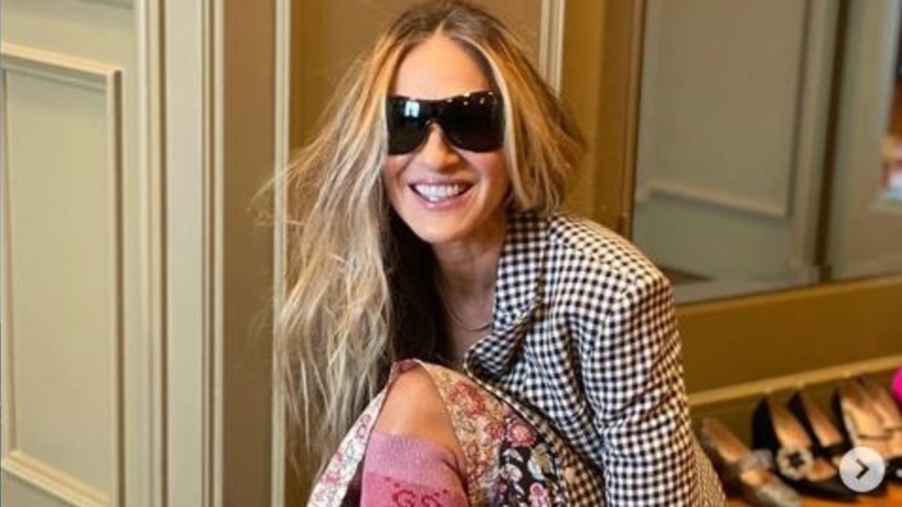 Carrie Bradsaw is back: Το είδωλο επανήλθε και είναι πιο fashion icon από ποτέ - εικόνα 16