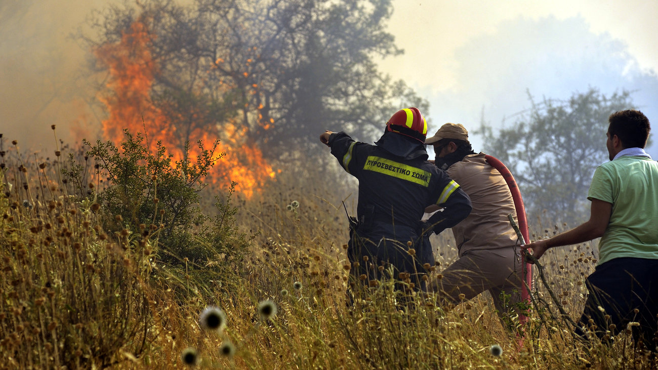 Μεγάλη φωτιά στα Ψαρά -  Μάχη για την κατάσβεσή της δίνουν κάτοικοι και οι λιγοστοί πυροσβέστες