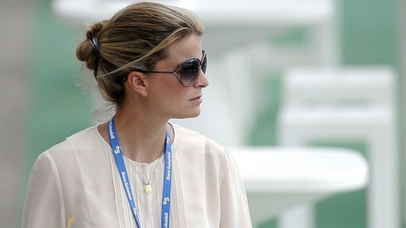 Αθηνά Ωνάση: Η βόλτα στα σοκάκια της Μυκόνου με καπέλο, γυαλιά και τέσσερις σωματοφύλακες - εικόνα 2