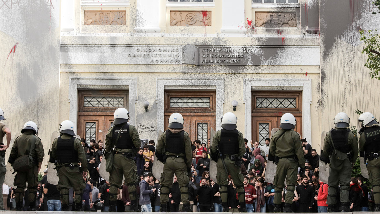 Επεισόδια με χημικά στο κέντρο της Αθήνας: Συγκέντρωση φοιτητών κατά του νομοσχεδίου Κεραμέως - εικόνα 4
