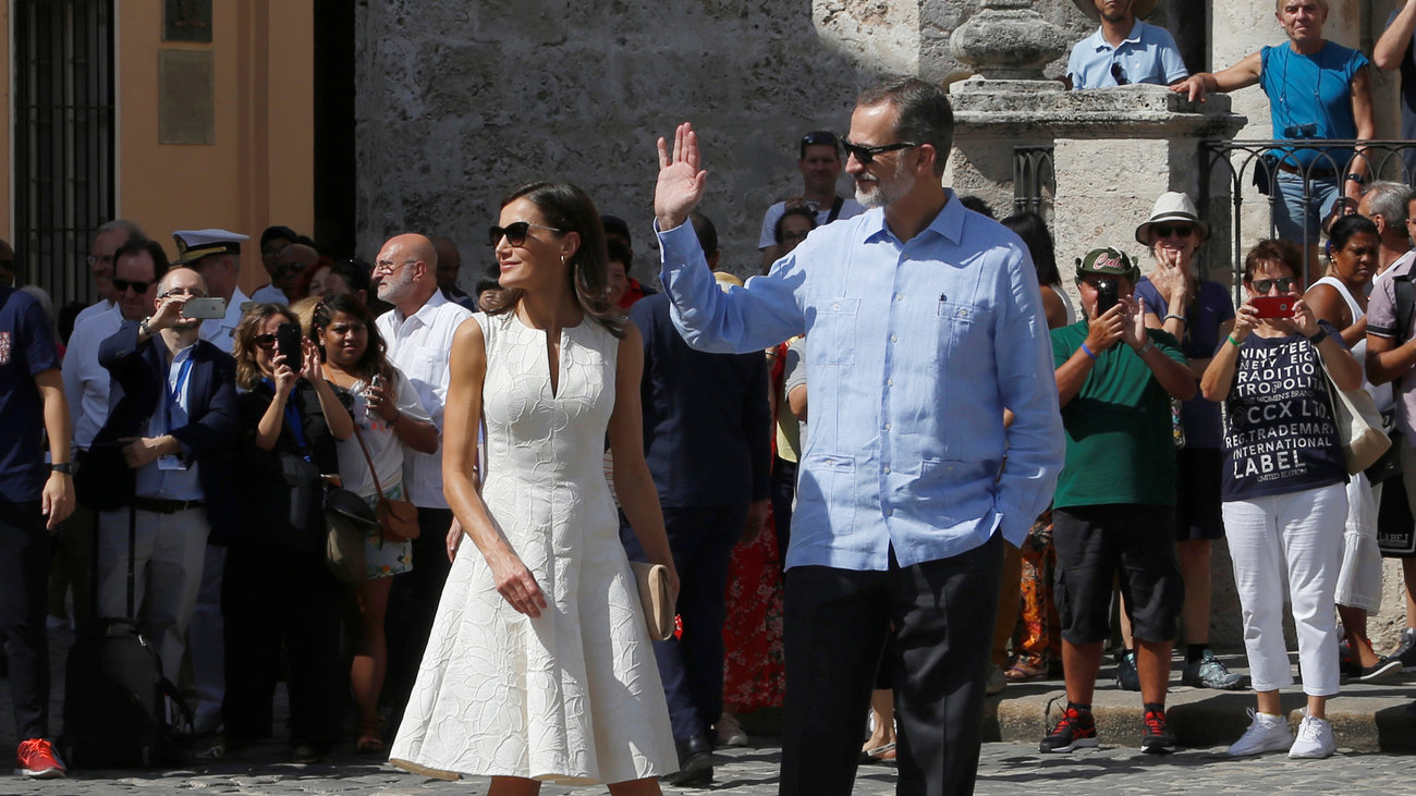 Η πρώτη φορά που η Βασίλισσα Λετίσια και οι πριγκίπισσες εμφανίστηκαν στα κατάμαυρα [Εικόνες]