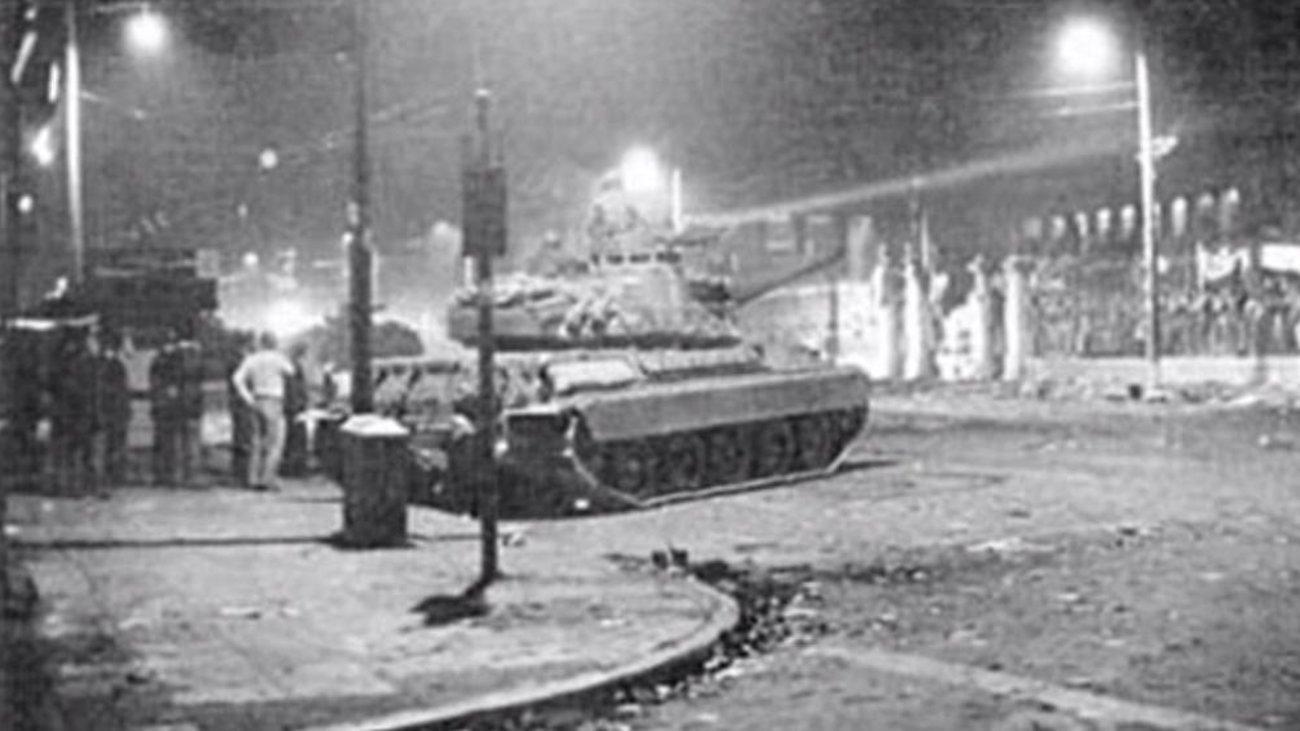 Πολυτεχνείο: Κατάθεση στεφάνων από τον Πρωθυπουργό, την ΠτΔ και τα πολιτικά κόμματα - εικόνα 2