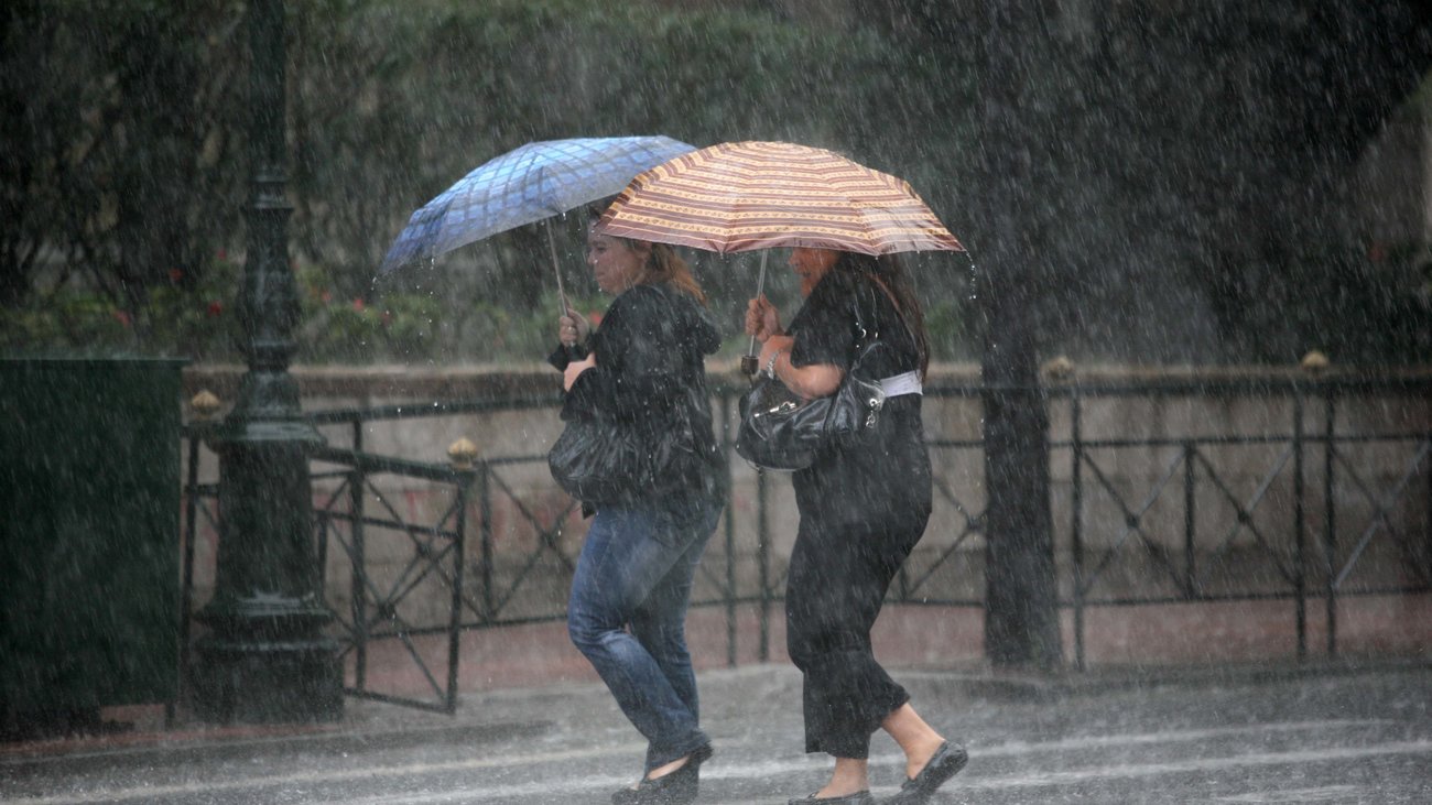 Ραγδαία επιδείνωση του καιρού: Καταιγίδες στην Αττική, αγνοείται άνδρας στην Εύβοια - Εγκλωβίστηκαν οδηγοί στη Δροσιά - εικόνα 3