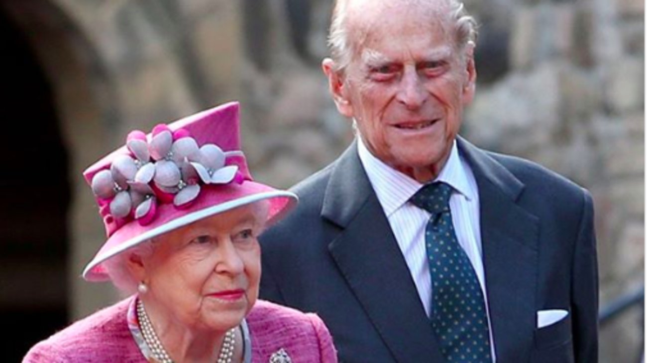 Η Τζόαν Κόλινς είναι 86 ετών αλλά αρνείται να γεράσει - Δείτε την να κάνει το εμβόλιο για τον κορονοϊό