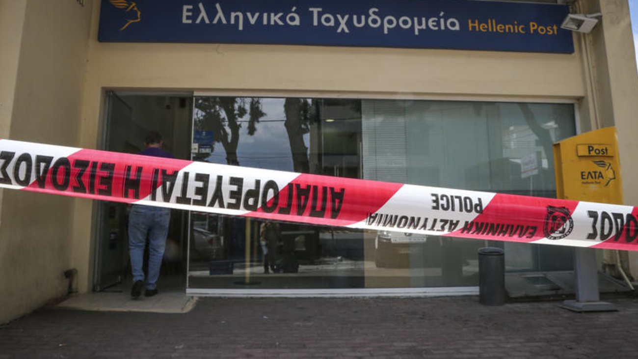 Δικάζεται ο καθηγητής Κούβελας: Συγκέντρωση αντιεμβολιαστών έξω από τα δικαστήρια Θεσσαλονίκης [βίντεο] - εικόνα 2