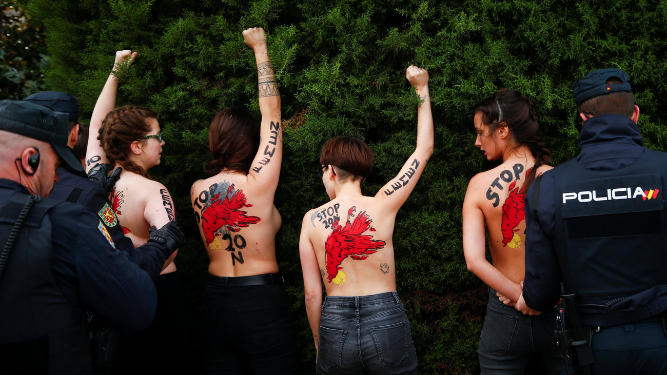 Γυμνόστηθα μέλη των Femen με χρώματα της Ουκρανίας κατέστρεψαν με πριόνια μνημείο στο κτίριο του ΟΗΕ – "@@@@ τη Ρωσία" - εικόνα 7