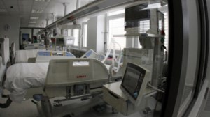 Ο Αλέξης Παπαχελάς γράφει για την εμπειρία της Εντατικής: "Μπορεί να μην αγκαλιάσεις ξανά αυτούς που αγαπάς"