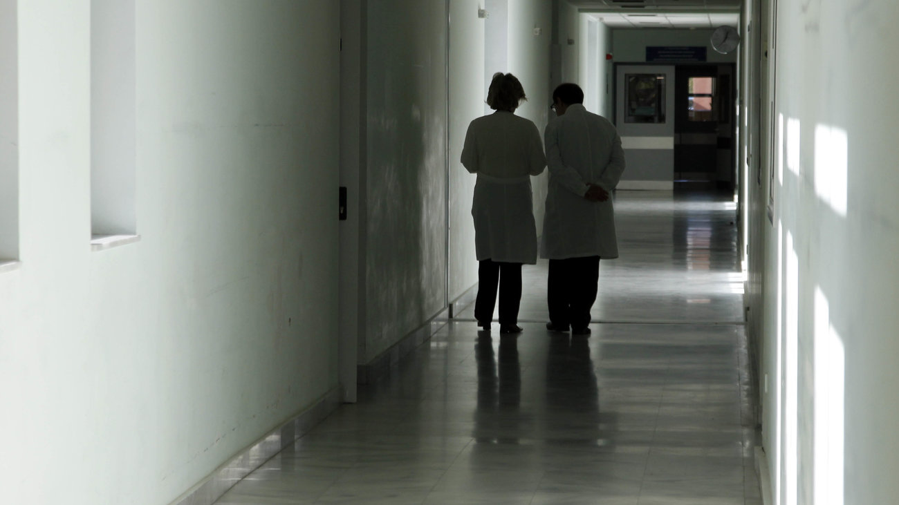 Βίντεο ντοκουμέντο: Τα "φακελάκια" σε γιατρό στο Ιπποκράτειο - Οι κινήσεις του - εικόνα 2