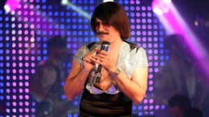 Θάνος Κιούσης: "Ζήτησα τη γυναίκα μου ντυμένος ναύαρχος" - Ο ζογκλέρ που έκανε μπαλέτο και "γέννησε" τον Τόνι Σφήνο