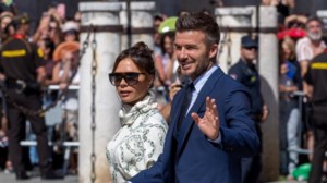 Ας ζητούσε βοήθεια: "Μαρία Αντουανέτα" η Μπέκαμ προς υπάλληλο που καταστράφηκαν τα χέρια της - εικόνα 6