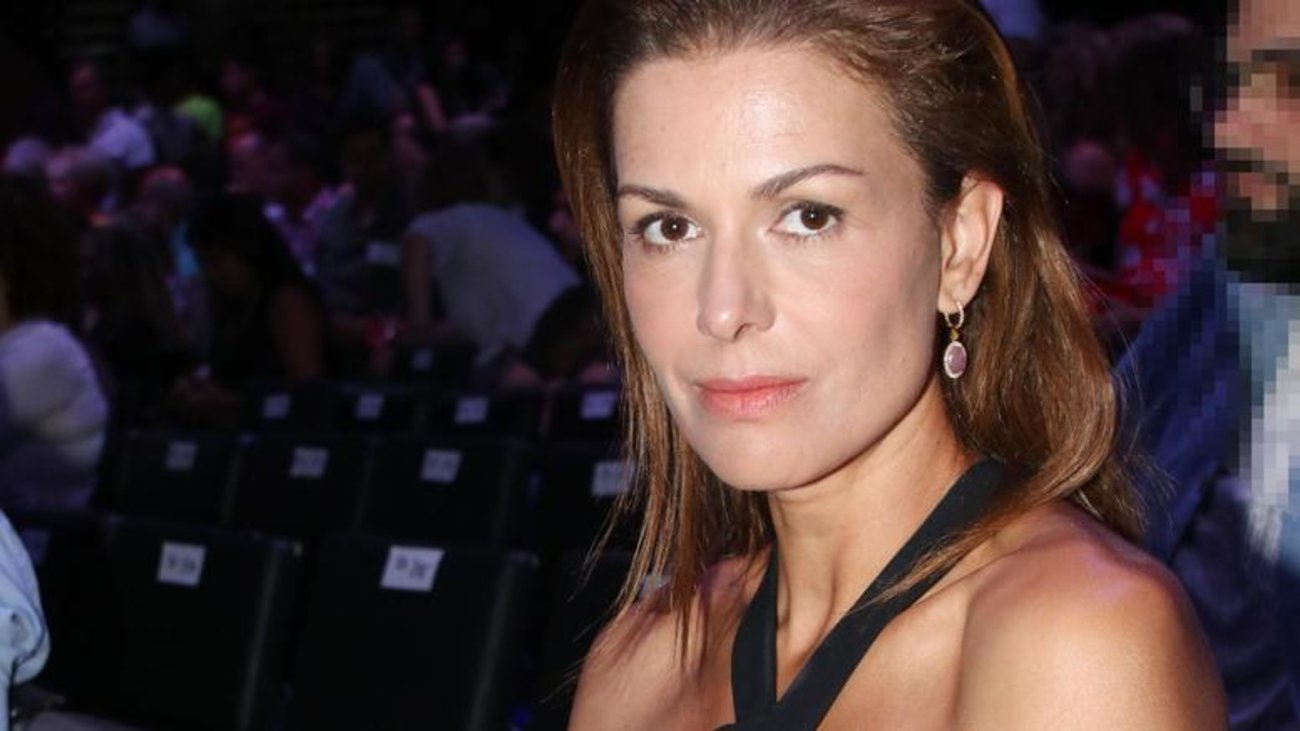 Τζίνα Αλιμόνου: Η πρώτη εμφάνιση με το νέο της κούρεμα και το casual chic outfit που επέλεξε