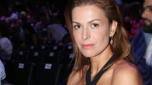 Τζίνα Αλιμόνου: Η πρώτη εμφάνιση με το νέο της κούρεμα και το casual chic outfit που επέλεξε