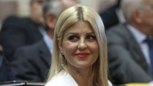 Τζένη Μπαλατσινού: Ξυπόλητη, στην εξοχή με την πιο καλή παρέα - Οι φωτό από το ''ησυχαστήριό'' της