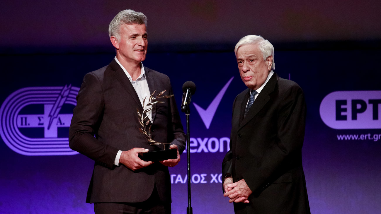 Εντυπωσιακή και στην προπόνηση η Κατερίνα Στεφανίδη - Κρεμάστηκε σε κουτάλα εκσκαφέα [Βίντεο]