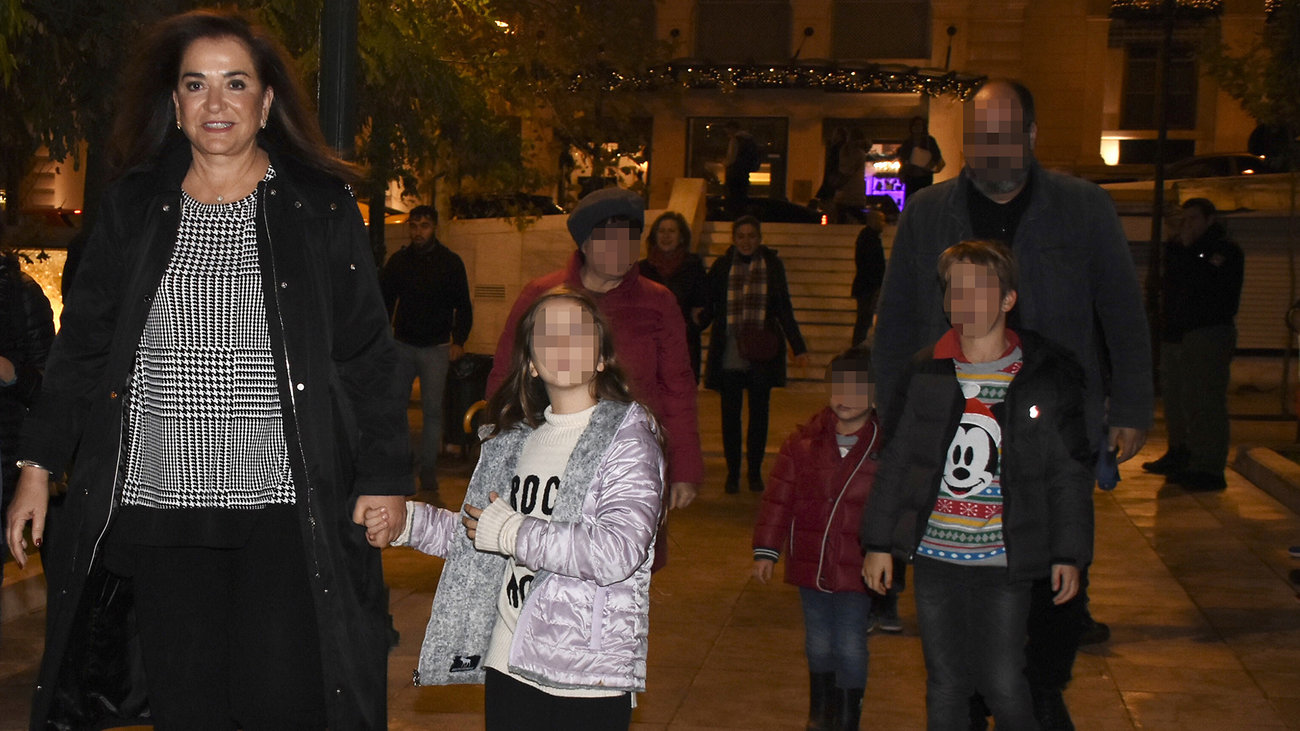 Ντόρα Μπακογιάννη: Η φωτογραφία με τα επτά εγγόνια της σε παραλία της Κρήτης [εικόνα]