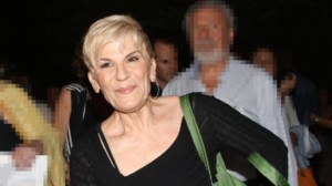 "Λύγισε" η Χρύσα Ρώπα: Ήμουν ξένη για τους γονείς μου - Έμαθα όταν ήμουν υιοθετημένη στα 13 μου σε συνέλευση πολυκατοικίας