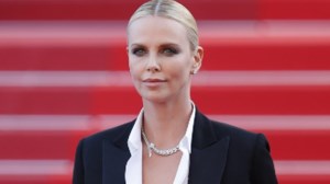 Paparazzi: Η Σαρλίζ Θερόν αψεγάδιαστη, με μαύρο μπικίνι απολαμβάνει τις διακοπές της στην Πάρο - εικόνα 8