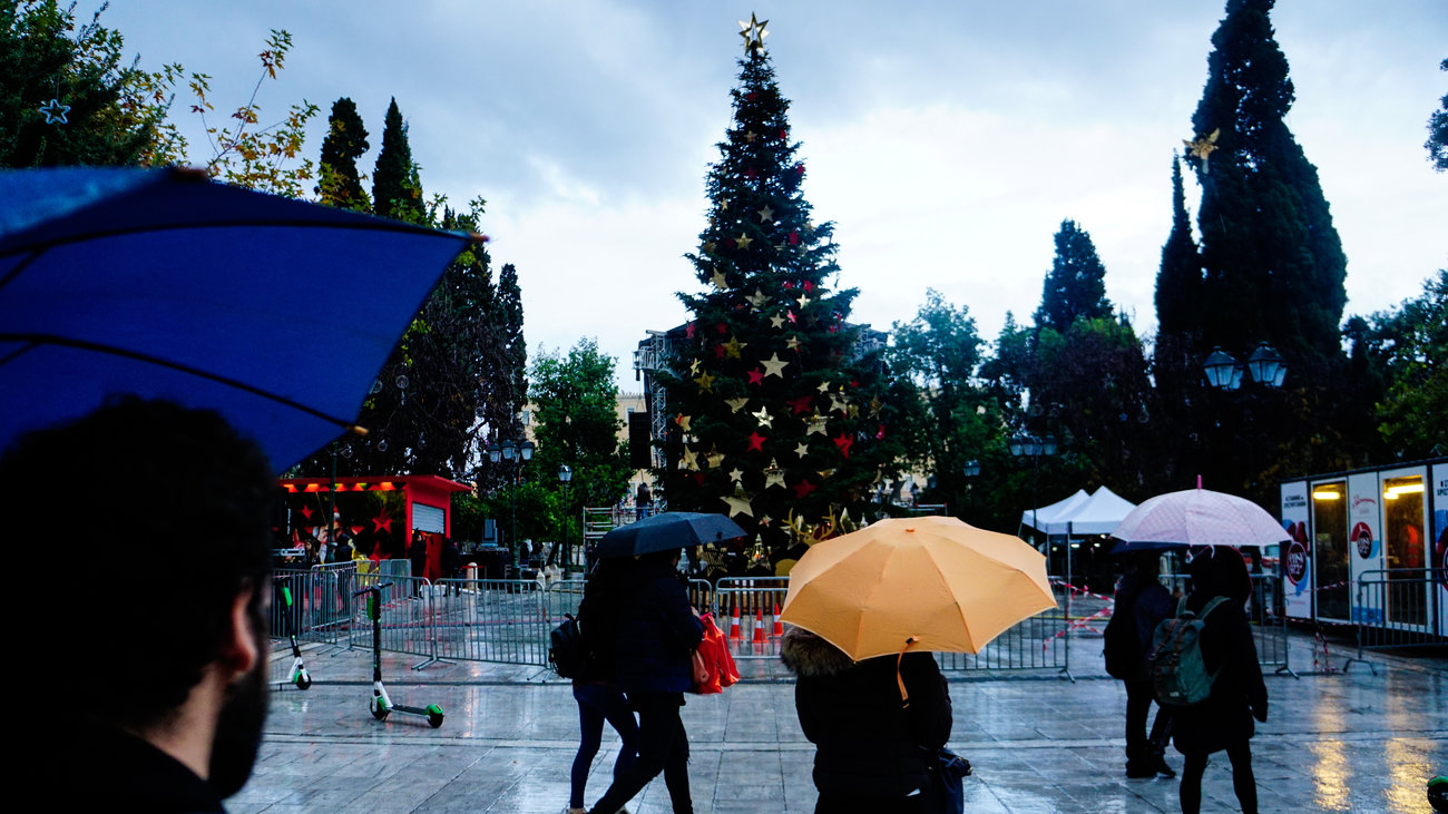 Άστατος ο καιρός την Παραμονή Χριστουγέννων: Βροχές και καταιγίδες σε πολλές περιοχές