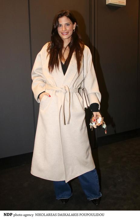 Φλορίντα Πετρουτσέλι: Η hot εμφάνιση στο θέατρο με σούπερ μίνι και over the knee μπότες - εικόνα 19