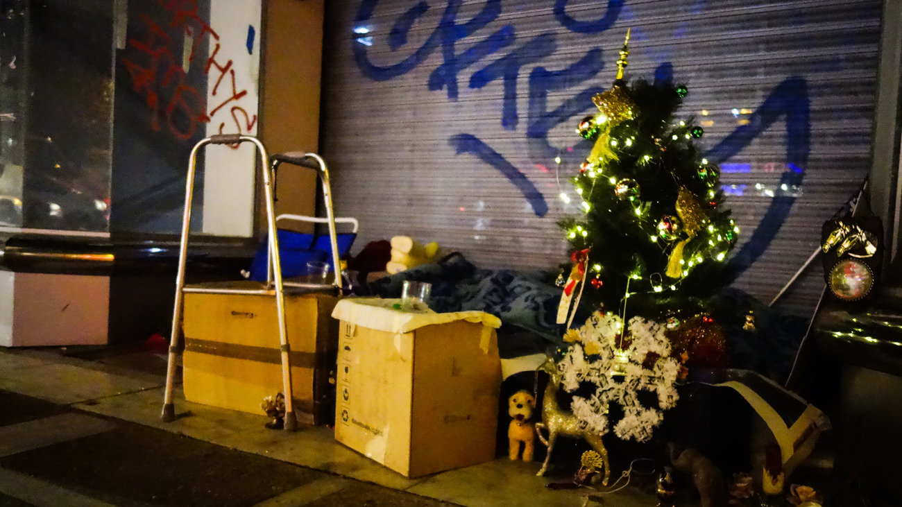 Άστεγος καταπλακώθηκε σε εγκαταλελειμμένο σπίτι στη Χαλκίδα - Τον απεγκλώβισε η Πυροσβεστική [Εικόνες] - εικόνα 2