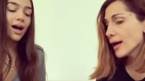 Δέσποινα Βανδή: Οι αντιφατικές δηλώσεις για την ηλικία της "Θέλω να φαίνομαι στην ηλικία μου" - "Ζητάω να μου αφήνουν μερικές ρυτίδες" - εικόνα 2