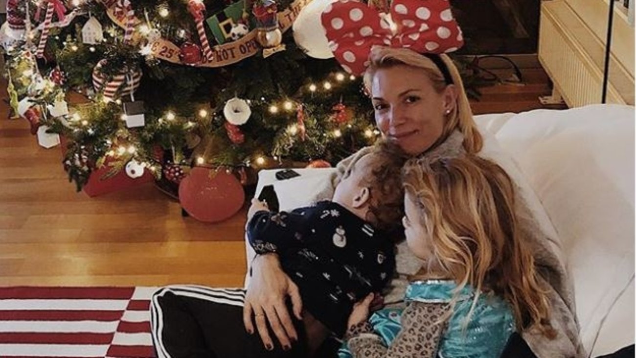 Βίκυ Καγιά - Ηλίας Κρασσάς: Βόλτα στη Γλυφάδα με τα κατάξανθα παιδιά τους [Εικόνες] - εικόνα 2