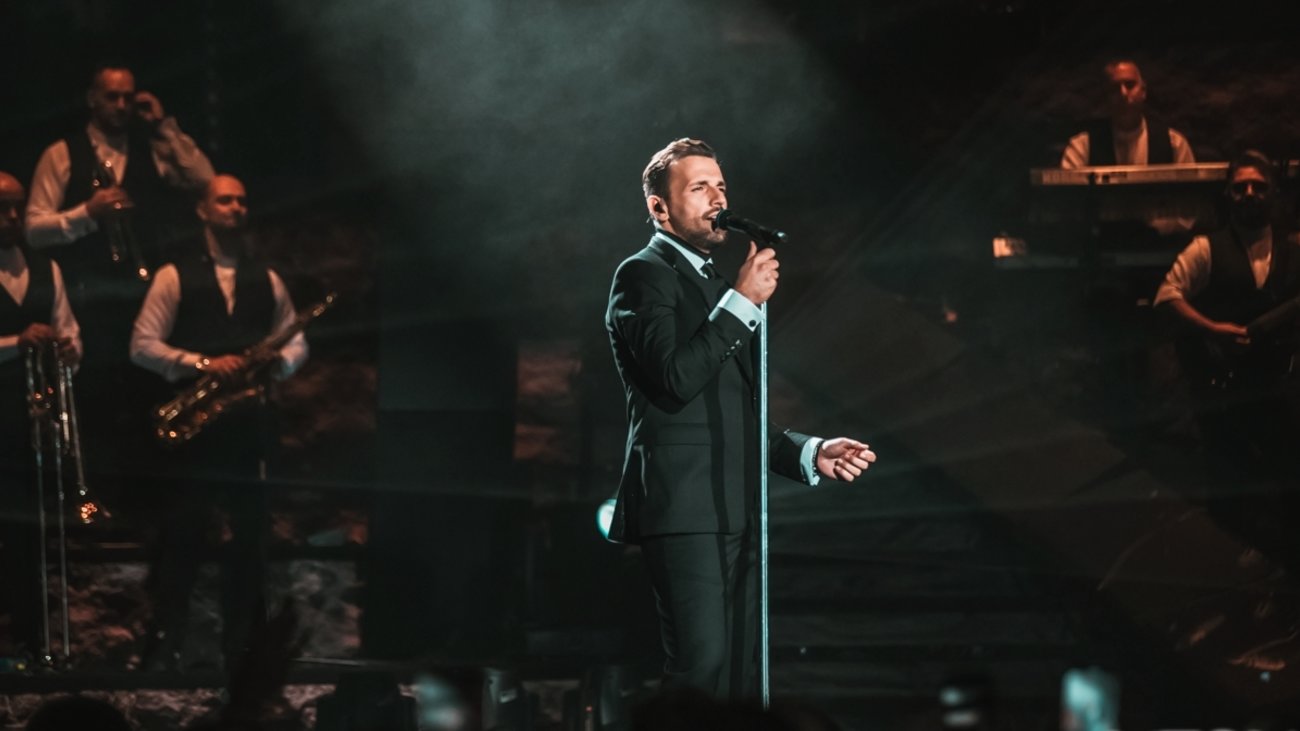 Ποιος καλλιτέχνης κάνει πρώτος πρεμιέρα στη νυχτερινή Αθήνα, μετά την καραντίνα