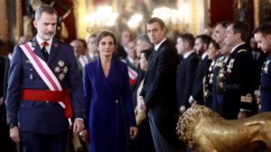 Βασίλισσα Λετίσια: Με royal blue μάξι φόρεμα και μπαλετικό κότσο στο παλάτι - εικόνα 2