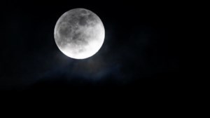 "Ροζ Σελήνη": Αυτή η πρώτη υπερπανσέληνος της άνοιξης είναι μοναδική!