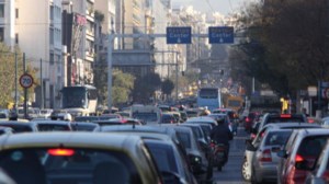Βαριές καμπάνες για ΙΧ χωρίς ασφάλεια, ΚΤΕΟ και τέλη κυκλοφορίας – Πότε θα επιβάλλονται πρόστιμα έως 30.000 ευρώ