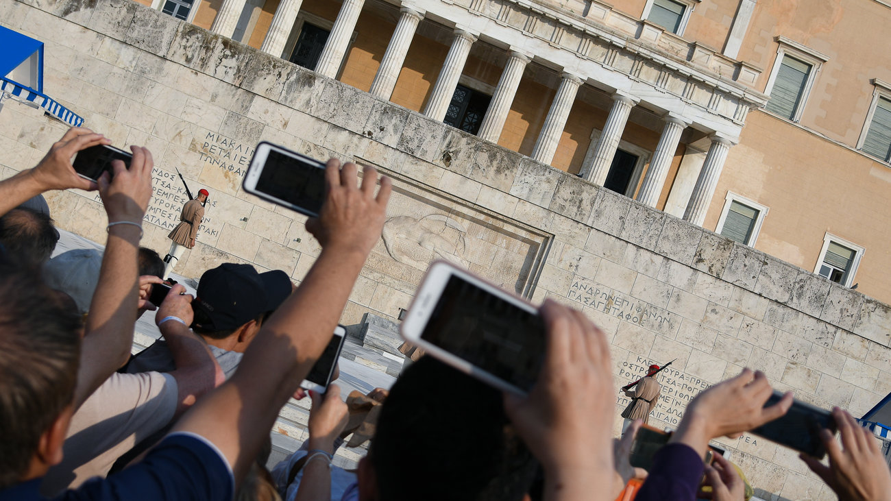 Κορονοϊός: Πώς θα είναι η επόμενη μέρα στα αεροπορικά ταξίδια - Αεροσυνοδοί με στολές χειρουργείου...