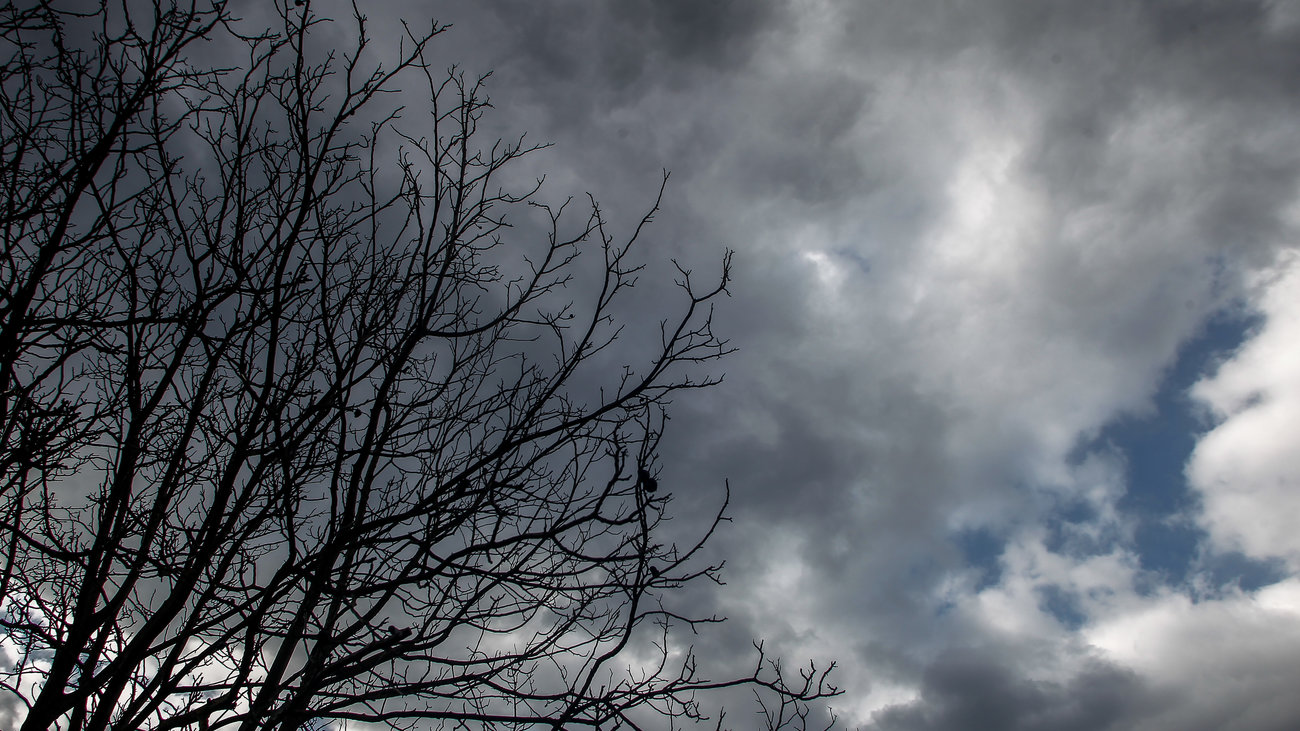 Καιρός: Βροχές και καταιγίδες τη Δευτέρα, αλλά με άνοδο της θερμοκρασίας και σκόνη