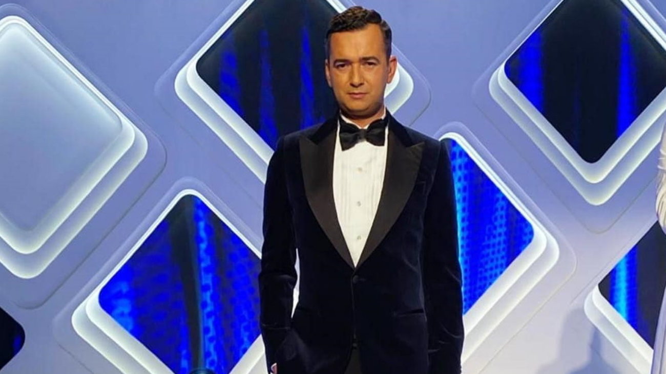 Άγγελος Μπράτης: Λανσάρει νέα συλλογή με μοντέλο τη μαμά του και δυο φίλες της από το χωριό