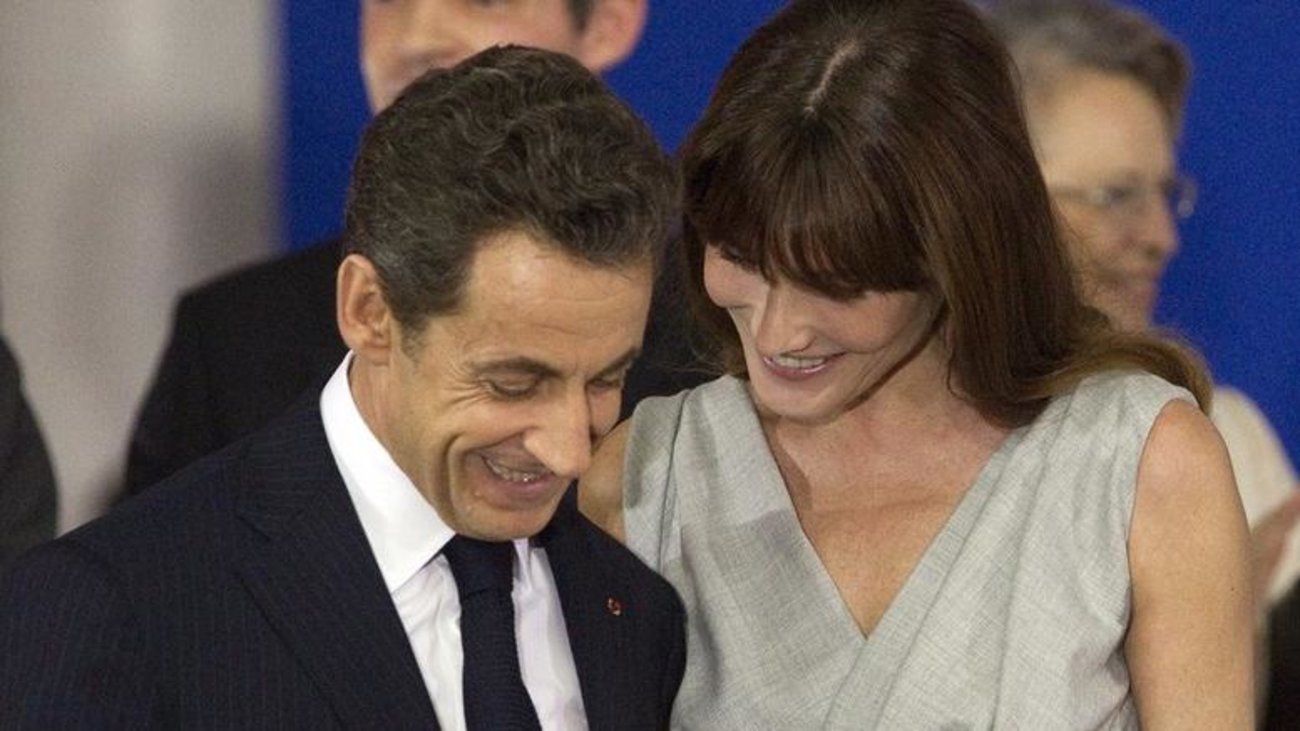 Ο Νίκος Αλιάγας φωτογραφίζει την Κάρλα Μπρούνι στο πάτωμα ενός ξενοδοχείου - εικόνα 9