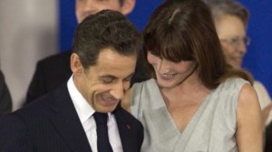 Ο Νίκος Αλιάγας φωτογραφίζει την Κάρλα Μπρούνι στο πάτωμα ενός ξενοδοχείου - εικόνα 9