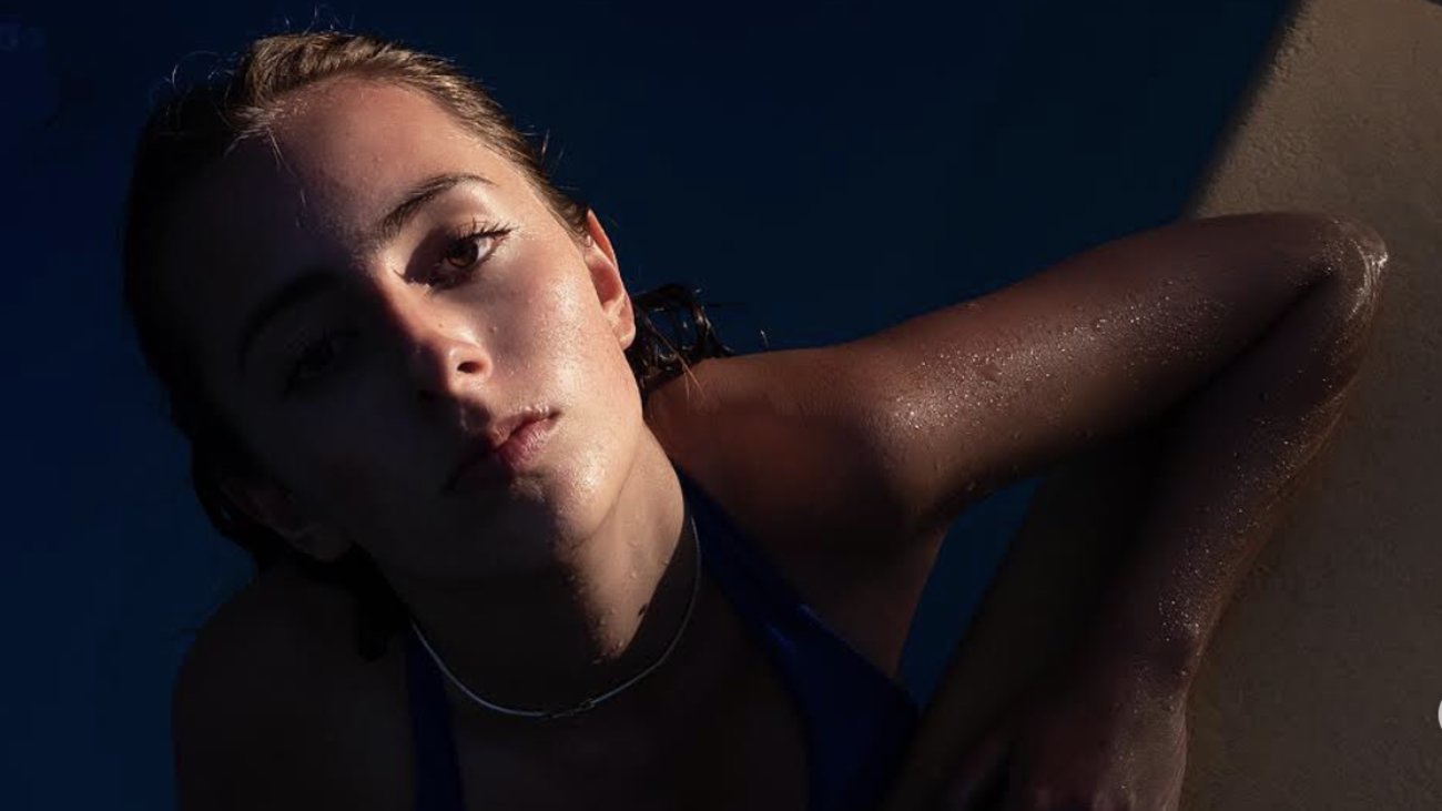 Η Δωροθέα Μερκούρη πιο σέξι από ποτέ με μικρό μαύρο φόρεμα [Εικόνες]